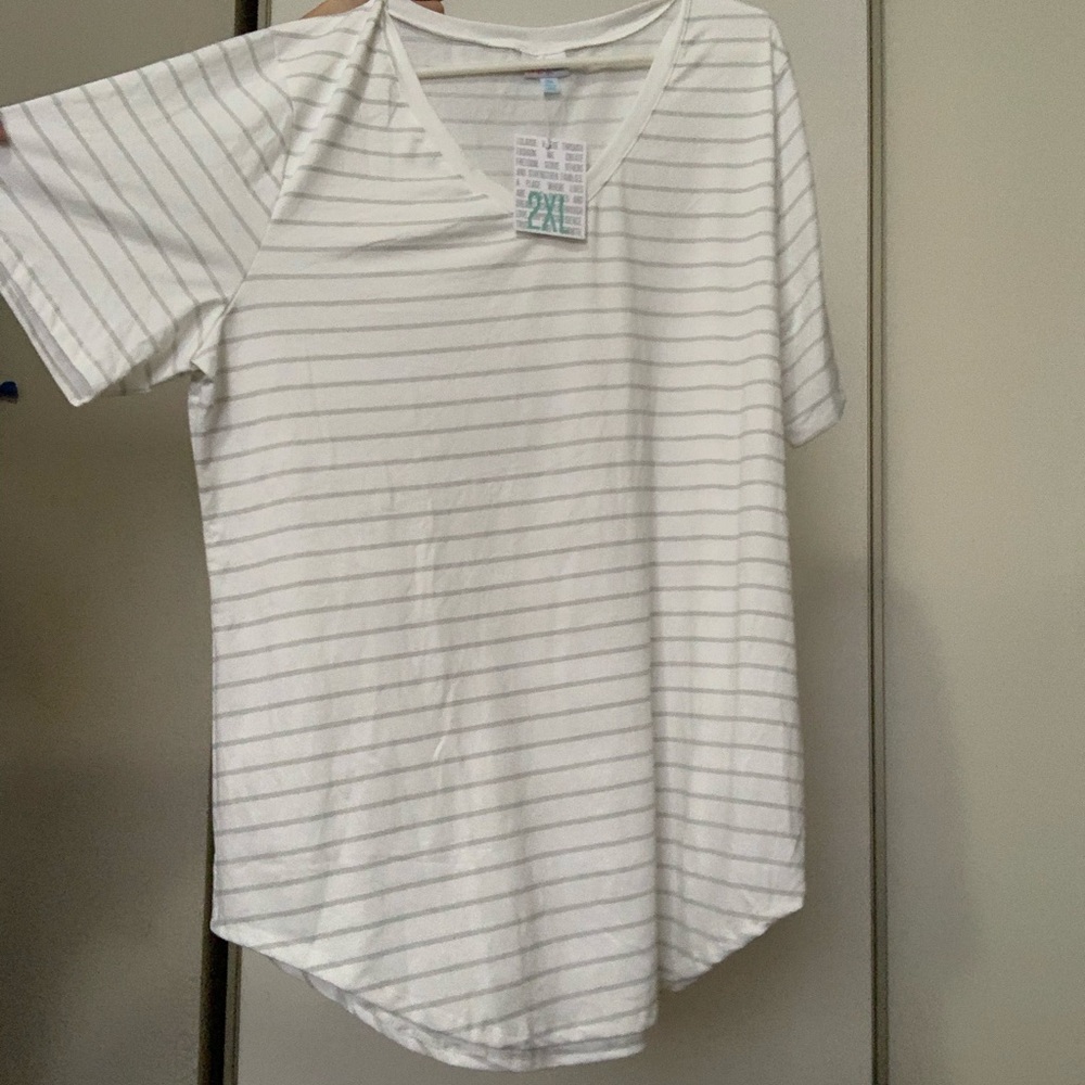 LuLaRoe. IRIS tee . 2XL. NEVER WORN